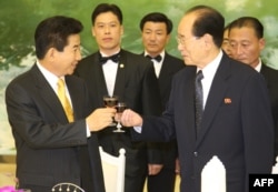 지난 2007년 10월 평양을 방문한 노무현 한국 대통령이 국빈만찬에서 김영남 최고인민회의 상임위원장과 건배하고 있다.