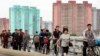 지난달 15일 출근길 평양 시민들이 다리 위를 분주하게 오가고 있다.