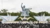 日本长崎的和平公园纪念原子弹轰炸72周年，鸽子在和平雕塑上空飞过（2017年8月9日）