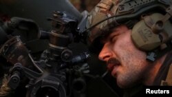Український військовослужбовець у Донецькій області, 5 квітня 2024 р. Колишній посол США в Україні каже, що ЗСУ зробили більше для захисту кордонів і суверенітету НАТО, ніж сили будь-якої іншої країни за останній час. Фото: Reuters/Sofiia Gatilova
