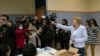 Carolina Cosse, candidata a la intendencia de Montevideo por el Frente Amplio, sonríe a periodistas antes de emitir su voto el domingo, 27 de septiembre de 2020 en Montevideo, Uruguay.