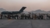 被疏散人士在喀布尔的哈米德·卡尔扎伊国际机场机场等待登机(2021年8月23日)