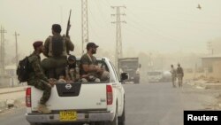 داوطلبان مسلح شیعه وفادار به مقتدی صدر در حال گشت‌زنی در اطراف سامره در استان صلاح‌الدین – ۲۲ تیر ۱۳۹۳ 