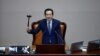 정세균 한국 국회의장이 9일 박근혜 대통령 탄핵안 가결을 선포하고 있다.