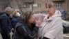 Мешканці Печерського району біля зони, яка постраждала від російського ракетного удару по Києву у понеділок, 25 березня 2024 року. П’ятеро людей отримали поранення, двох госпіталізовано. (Фото: AP Photo/Vadim Ghirda)