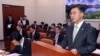 홍용표 한국 통일부 장관(오른쪽)이 지난 14일 국회 외교통일위원회 전체회의에서 현안보고를 하고 있다.