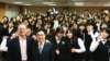 미국 평화봉사단(Peace Corps) 단원으로 활동했던 브루스 헤이덕(왼쪽 아래) 씨가 서울 용산 신광여자고등학교에서 강의한 후 기념사진을 찍고 있다. 