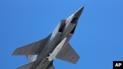 Реактивний літак ВПС Росії МіГ-31К з гіперзвуковою аеробалістичною ракетою Х-47М2 «Кинджал» під час параду до Дня Перемоги в Москві, Росія, 9 травня 2018 року. Росія використовуваала ці ракети для обстрілу цивільної інфраструктури України з перших днів бойових дій. (Фото AP)