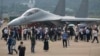 在珠海举行的中国国际航空航天博览会上，参观者在参观中国军方的电子战机歼-16D。（2021年9月29日）