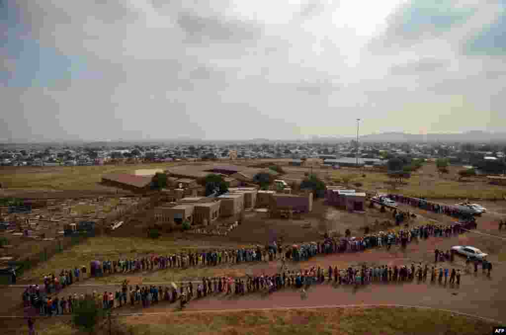 Para pemilih Afrika Selatan antri untuk memberikan suara&nbsp;di sebuah TPS di gedung sekolah di kota Marikana.