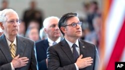 Доля законопроєктів в Сенаті невизначена, зокрема і через питання допомоги Україні. Спікер Палати представників Майк Джонсон обіцяв “без зволікань” перейти до розгляду додаткової допомоги Україні, Ізраїлю і Тайваню після розв'язання питань бюджету. Фото: AP