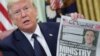 El presidente Donald Trump sostiene una copia del New York Post antes de firmar una orden ejecutiva para reducir las protecciones a las redes sociales.