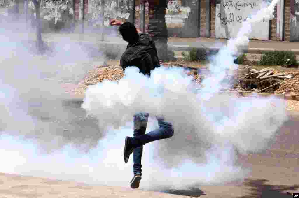 Seorang laki-laki yang tadinya hanya menjadi pengamat, akhirnya ikut melempar tabung gas air mata kembali&nbsp; ke kampus Universitas al-Azhar. Tabung itu awalnya ditembakkan oleh pasukan keamanan Mesir ke arah para pengunjuk rasa di universitas itu di Kairo. &nbsp;