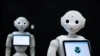 El robot francés Pepper, que detecta si las personas usan máscaras faciales y, en caso contrario, les indica que las usen, se muestra en el desarrollador de robótica francés SoftBank Robotics en París.