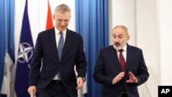 Прем'єр-міністр Вірменії Нікол Пашинян і генеральний секретар НАТО Єнс Столтенберг перед спільною заявою після зустрічі в Єревані, у вівторок, 19 березня 2024 р. (Фото: Степан Погосян/Photolure через AP)