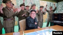 지난 6월 북한 노동신문이 '중장거리 전략탄도로케트 화성-10'(무수단 미사일) 시험발사 성공 소식을 게재하며 관련 사진을 공개했다. 미사일 발사를 지켜보는 김정은 노동당 위원장과 군 간부들이 환호하고 있다.
