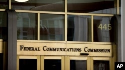 La entrada al edificio de la Comisión Federal de Comunicaciones en Washington D.C. [Archivo]