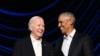 အမေရိကန်သမ္မတ Joe Biden (ဝဲ) နဲ့ သမ္မတဟောင်း Barack Obama တို့ လော့စ်အိန်ဂျလိစ်က Peacock ကပွဲရုံက ရန်ပုံငွေရှာပွဲတခုကို အတူတက်ရောက်စဥ်။ (ဇွန် ၁၅၊ ၂၀၂၄) 