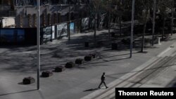 Una persona cruza unas rieles en Circular Quay, en Sydney, Australia, el 7 de septiembre de 2020. El estado de Nueva Gales del Sur informó que para el domingo 4 de octubre no se habían reportado nuevos casos de covid por 9 días consecutivos.