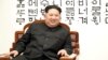 남북정상회담이 열린 27일 판문점 평화의 집에서 문재인 한국 대통령과 김정은 북한 국무위원장이 사전환담을 하고 있는 가운데, 김정은 위원장이 환하게 웃고 있다. 