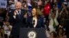 ဒုသမ္မတ Kamala Harris နဲ့ ဒုသမ္မတလောင်းအဖြစ်ရွေးချယ်ခံရတဲ့ Minnesota ပြည်နယ် အုပ်ချုပ်ရေးမှူး Tim Walz ကို မဲဆွယ်ပွဲတခုမှာတွေ့ရစဉ် (ဩဂုတ် ၆၊ ၂၀၂၄) 