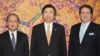윤병세 한국 외교부 장관(가운데)이 2일 서울 도렴동 외교부 청사에서 마크 내퍼 주한 미국대사 대리(오른쪽), 나가미네 야스마사 주한 일본대사와 만나 기념촬영을 하고 있다. 외교부는 이번 회동에 대해 "한미일 외교장관 회담 후속 협의를 위한 것"이라고 설명했다.