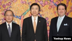 윤병세 한국 외교부 장관(가운데)이 2일 서울 도렴동 외교부 청사에서 마크 내퍼 주한 미국대사 대리(오른쪽), 나가미네 야스마사 주한 일본대사와 만나 기념촬영을 하고 있다. 외교부는 이번 회동에 대해 "한미일 외교장관 회담 후속 협의를 위한 것"이라고 설명했다.