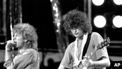 En esta imagen de 1985, el cantante Robert Plant, izquierda, y el guitarrista, Jimmy Page, de la banda Led Zeppelin tocan en el concierto Live Aid. Ambos fueron acusados por presunto plagio al escribir la canción 'Stairway to Heaven'.
