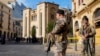 Израильские военные у здания парламента в Бейруте (архивное фото)