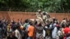 Niger: Protestuesit sulmojnë ambasadën franceze, valëvisin flamuj rusë