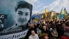 Люди с портретом Надежды Савченко приняли участие в молитве «За Украину, за мир, за Надежду» в поддержку Надежды Савченко. Киев, Украина. 1 марта 2015 г.