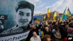 Люди с портретом Надежды Савченко приняли участие в молитве «За Украину, за мир, за Надежду» в поддержку Надежды Савченко. Киев, Украина. 1 марта 2015 г.