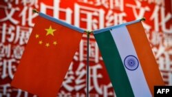 资料照片：新德里世界书展上摆放的中国和印度国旗。(2026年1月9日)