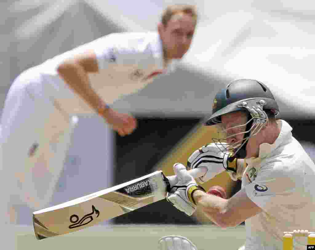 Pemain kriket Australia Chris Rogers (kanan) dan pemain Inggris Stuart Broad (kiri) bermain&nbsp; dalam pertandingan kriket Ashes uji coba di Lapangan Kriket Melbourne di Melbourne.