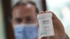 Imagen de archivo de un farmacéutico mostrando un bote de dexametasona en el Hospital Erasme de Bruselas, el 16 de junio de 2020. 