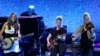 La banda entonces llamada Dixie Chicks, formada por Emily Robison, Natalie Maines and Martie Maguire, actúan en la noche de apertura del Teatro Nokia de Los Ángeles, California, en 2007.