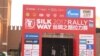 两国为习近平访俄营造气氛举办许多活动。在莫斯科红场，工人们正在为7月7日将开始的从莫斯科到中国西安丝路拉力赛起车仪式做准备。