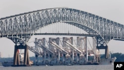 Фото для ілюстрації: Судно Zhen Hua 13 з чотирма транспортними кранами проходить під мостом Френсіса Скотта Кі в Балтиморі червень 2012 року. (Фото: AP Photo/Patrick Semansky)