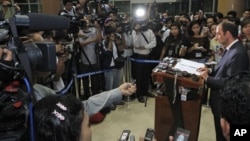 Tomas Ojea Quintana, U.N. human rights envoy to Burma, talks to journalists during a press conference at Rangoon International Airport, Burma, August 4, 2012. (AP)