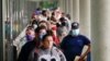 Cientos de personas hacen fila afuera de una oficina de solicitud de asistencia a desempleados en la ciudad de Frankfort, Kentucky, Estados Unidos. [Foto de Archivo Junio 18, 2020]
