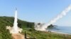 북한의 대륙간탄도미사일(ICBM) 도발에 대응해 지난달 5일 한국 동해안에서 열린 미한 연합 탄도미사일 타격훈련에서 한국군 현무-2A(왼쪽)와 주한미군 에이태킴스(ATACMS)가 동시 발사되고 있다. (한국 합동참모본부 제공)