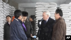 유엔 관계자들이 북한 평양의 세계식량계획 WFP가 운영하는 밀가루 공장을 방문했다. (자료사진)