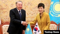 박근혜 한국 대통령(오른쪽)과 누르술탄 나자르바예프 카자흐스탄 대통령이 10일 청와대에서 열린 MOU서명식에서 악수하고 있다.