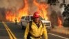 Un trabajador del servicio de bomberos en Lake Couny, California, supervisa labores de extinción en los últimos incinedios del mes de agosto que han azotado el oeste de EE.UU.