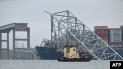 Корабель інженерного корпусу армії США патрулює біля зруйнованого мосту у Балтиморі, штат Мериленд. Jim WATSON/AFP
