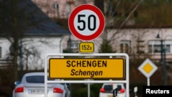 Sebuah tanda jalan menandai dimulainya zona Schengen, Luksemburg, 27 Januari 2016. (Foto: dok).