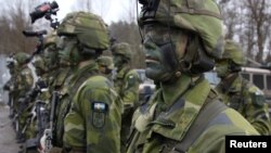 Шведські військовослужбовці беруть участь у навчаннях на військовому полігоні в Кунгсангені поблизу Стокгольма, 27 лютого 2024 року. (Фото: REUTERS/ Tom Little)