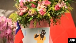台北驻立陶宛台湾代表处的大厅摆着鲜花和旗帜。（2021年11月18日）