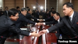 지난 달 11일 오전 개성공단에서 제1차 차관급 남북 당국회담 1차 전체회의가 열렸다. 남측 수석대표인 황부기 통일부 차관(왼쪽 2번째)과 북측 수석대표 전종수 조국평화통일위원회 서기국 부국장(오른쪽 2번째)이 회담 전 악수하고 있다. (자료사진)