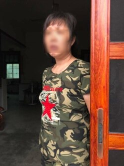 董瑶琼母亲周莲娇也是打工女。7月16日从广东赶回湖南攸县家乡在县政府见到被上海警方押送的女儿。（湖南公民行动者提供图片）